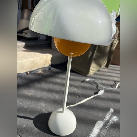 &Traditon Flowerpot Lamp in white and yellow - Picture 4 of 6